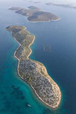 Hırvatistan 'ın Vodice kenti yakınlarındaki kıyı şeridinin havadan görüntüsü.