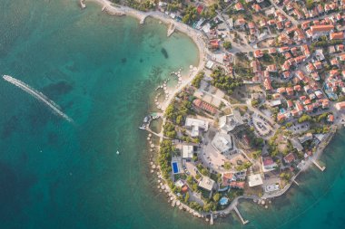 Hırvatistan 'ın Vodice kenti yakınlarındaki kıyı şeridinin havadan görüntüsü.