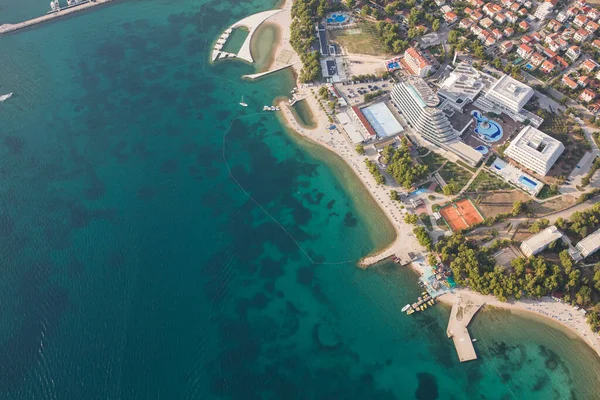 シベニク市付近のクロアチアの海岸線の航空写真 ロイヤリティフリーのストック画像
