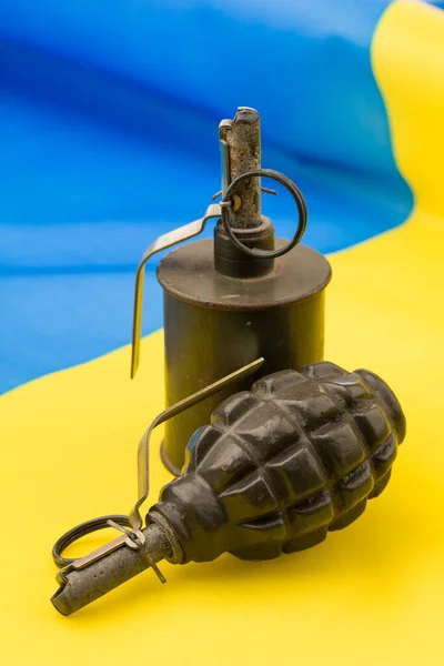 Handgranaten Auf Der Ukrainischen Flagge — Stockfoto