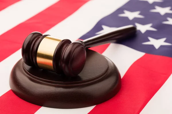 Amerikan Bayrağında Avukat Tokmağı — Stok fotoğraf