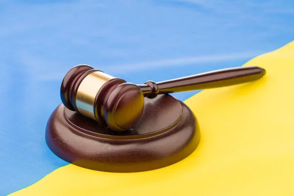 Ukrayna Bayrağı Üzerinde Avukat Tokmağı Stok Resim