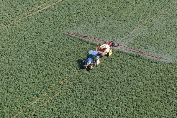 ポーランドの収穫畑のトラクターの空中ビュー — ストック写真
