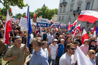 Varşova, Polonya - 4 Haziran 2023 Hükümet karşıtı protestocular
