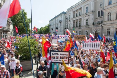 Varşova, Polonya - 4 Haziran 2023 Hükümet karşıtı protestocular
