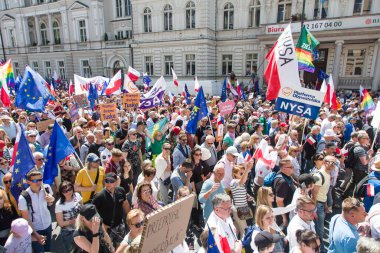 Varşova, Polonya - 4 Haziran 2023 Hükümet karşıtı protestocular