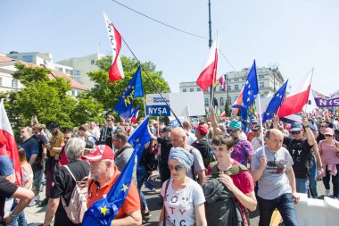 Varşova, Polonya - 4 Haziran 2023 Hükümet karşıtı protestocular