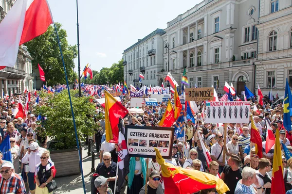 ポーランドのワルシャワ 2023年6月4日政府に対する抗議者のデモ — ストック写真