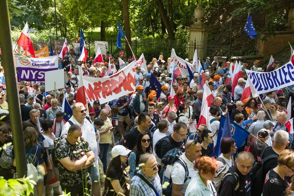 ポーランドのワルシャワ 2023年6月4日政府に対する抗議者のデモ ストック写真