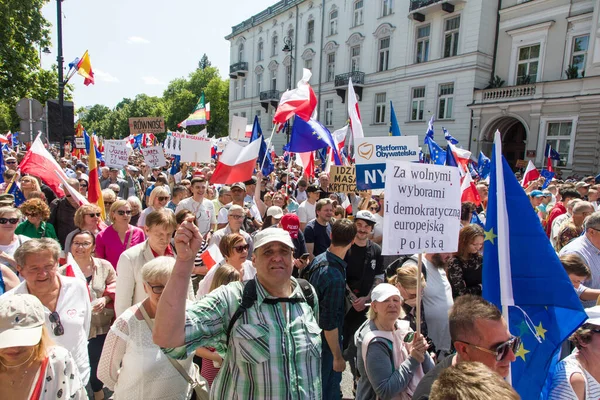 波兰华沙 2023年6月4日抗议政府的示威者示威 免版税图库图片