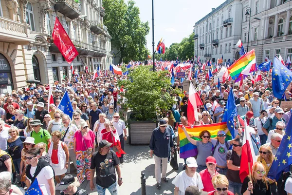 ポーランドのワルシャワ 2023年6月4日政府に対する抗議者のデモ ストック画像