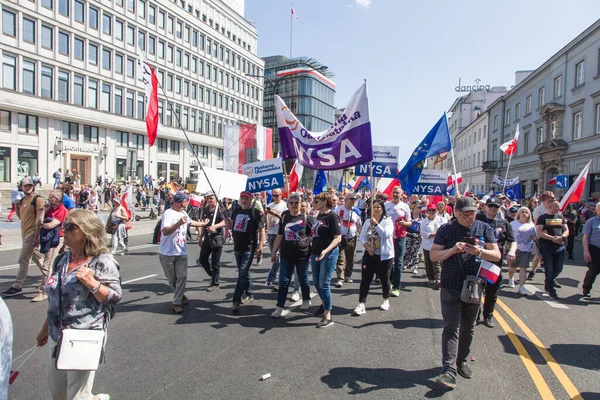 ポーランドのワルシャワ 2023年6月4日政府に対する抗議者のデモ ストック写真