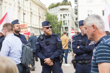 Varşova, Polonya - 4 Haziran 2023 Hükümet karşıtı protestocular