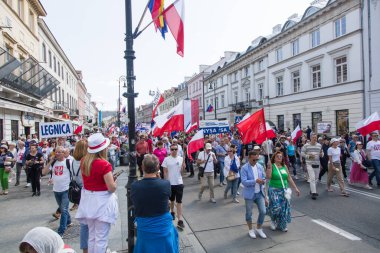 Varşova, Polonya - 4 Haziran 2023 Hükümet karşıtı protestocular