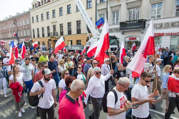 ポーランドのワルシャワ 2023年6月4日政府に対する抗議者のデモ ストック画像