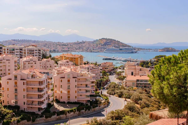 Kusadasi Limanı ve Güvercin Adası. Türkiye 'nin Ege kıyıları.