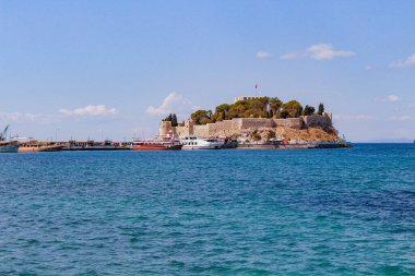 Kusadasi Limanı ve Güvercin Adası. Türkiye 'nin Ege kıyıları.