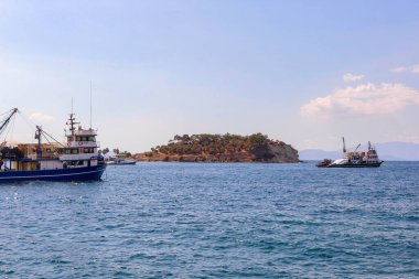 Kusadasi Limanı ve Güvercin Adası. Türkiye 'nin Ege kıyıları.