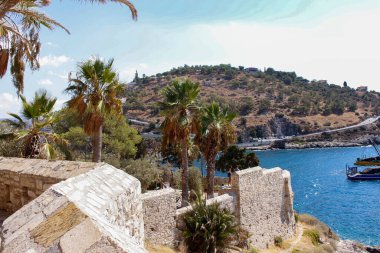 Kusadasi Limanı ve Güvercin Adası. Türkiye 'nin Ege kıyıları.