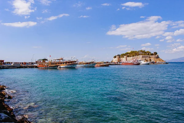 クサダシ港とピジョン島 トルコのエーゲ海沿岸 — ストック写真