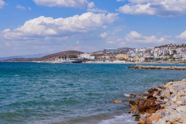 Kusadasi Limanı ve Güvercin Adası. Türkiye 'nin Ege kıyıları.