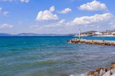 Kusadasi Limanı ve Güvercin Adası. Türkiye 'nin Ege kıyıları.
