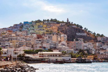 Kusadasi Limanı ve Güvercin Adası. Türkiye 'nin Ege kıyıları.