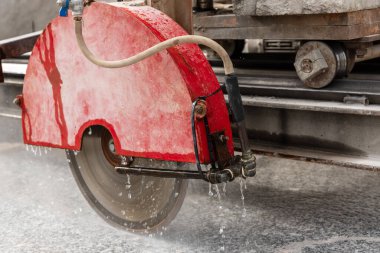 su soğutmalı disk testeresi bir fabrikada granit testere olarak kullanılır.