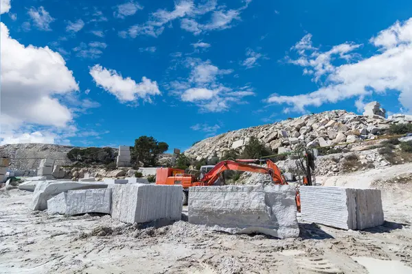 Madrid, İspanya 'daki Cadalso de los Vidrios kasabasındaki granit ocaklarının genel manzarası