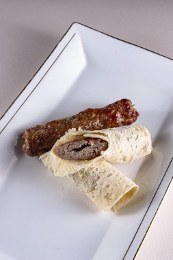 Lezzetli ve taze lula kebabı. Yukarıdan bak. Çin mutfağı.