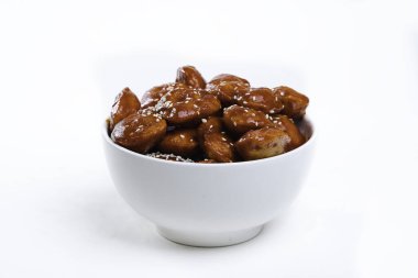 Tatlı ve ekşi soslu Tayland tavuğu. Garnitür. Yukarıdan bak. Çin mutfağı, güveç malzemesi.