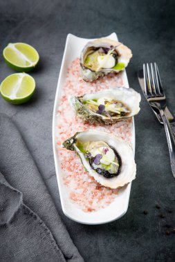 Taze istiridye ve kırmızı deniz tuzu