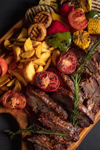 Izgarada sebzeli biftek parçaları.