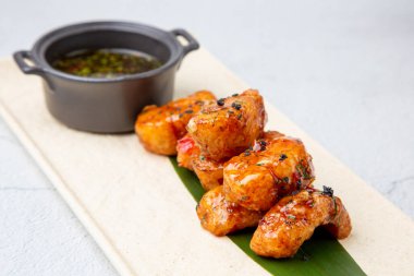 Tatlı ve ekşi soslu turna balığı dilimleri