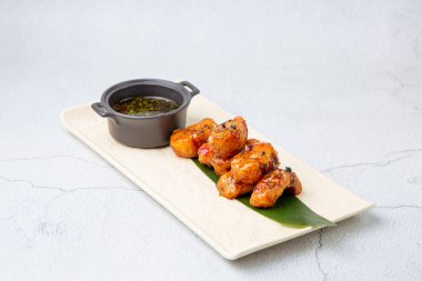 Tatlı ve ekşi soslu turna balığı dilimleri