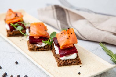 armut, gorgonzola ve yabanmersinli bruschetta. 