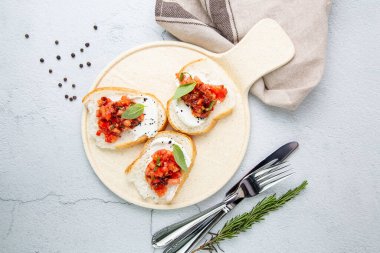 Domatesli bruschetta ve labrador peyniri.
