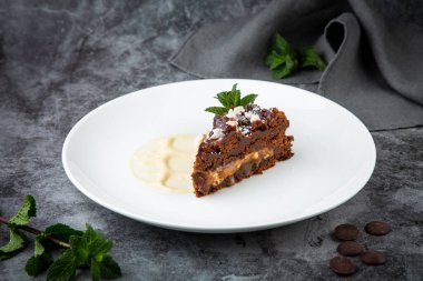 Fındık katlı glütensiz çikolatalı pasta.