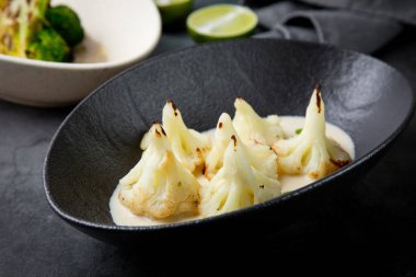 Mantar sosunda pişmiş karnabahar.