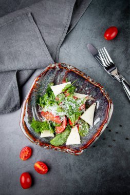 Domatesli salata, peynir, marul ve maydanoz.