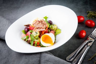 Yumurtalı salata, ton balığı, yeşil soğan, haşlanmış patates.
