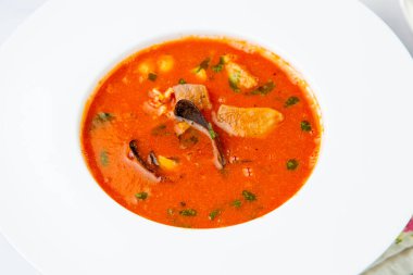 Balkabağı kremalı çorba ve et parçaları yan görünümü