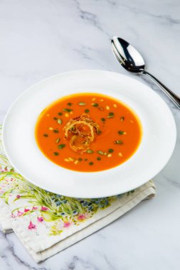 Balkabağı kremalı çorba ve et parçaları yan görünümü