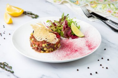 roka ve limonlu et salatası.