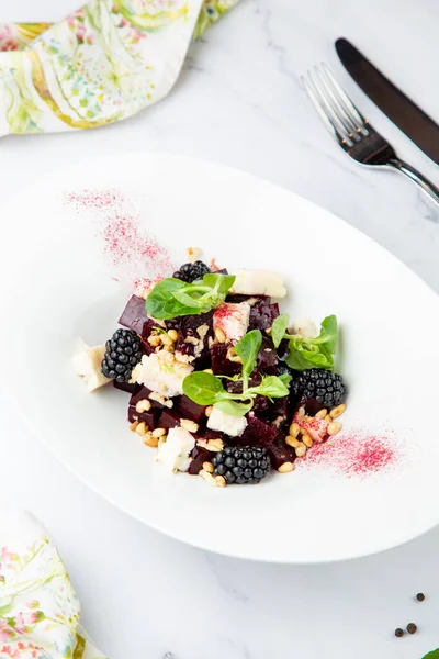 salad of blackberries, beets, seeds and cheese