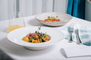 Patatesli sebze güveci, domates ve soslu otlar. 