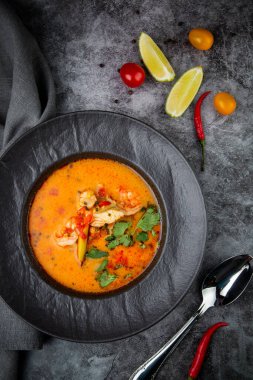 Sebzeli siyah tabakta baharatlı Tom yum.