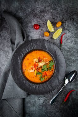 Sebzeli siyah tabakta baharatlı Tom yum.
