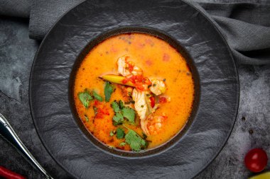 Sebzeli siyah tabakta baharatlı Tom yum.
