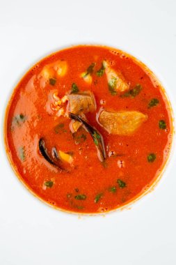 Beyaz tabakta portakal kremalı çorba.